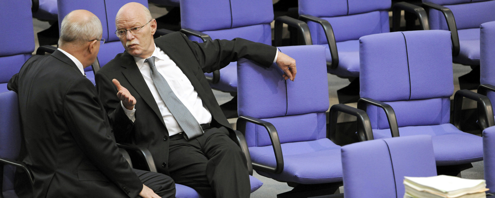 Der Vorsitzende der SPD-Bundestagsfraktion, Peter Struck (r), unterhält sich am Freitag (03.07.2009) im Bundestag in Berlin mit dem Vorsitzenden der CDU/CSU-Bundestagsfraktion, Volker Kauder. Struck wurde an diesem Tag als Fraktionsvorsitzender verabschiedet. Nach langem Koalitionsstreit verabschiedete der Bundestag am Freitag in Berlin die mittlerweile abgeschwächten Gesetzespläne von Finanzminister Steinbrück für Geschäfte mit sogenannten Steueroasen