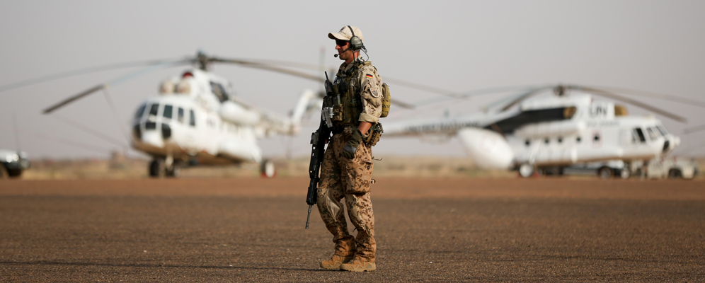 Schwer bewaffnete Bundeswehrsoldaten sichern im Norden von Malis den Flughafen am Feldlager Camp Castor 
