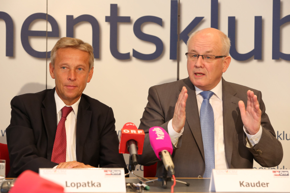 Volker Kauder (rechts) und ÖVP-Klub-Obmann Reinhold Lopatka während der Pressekonferenz