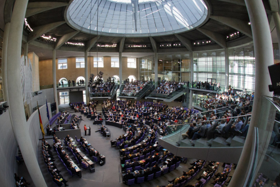 Voller Plenarsaal während der Debatte zum Verhandlungsmandat mit Griechenland
