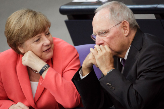 Im Gespräch vertieft: Bundeskanzlerin Angela Merkel und Bundesfinanzminister Wolfgang Schäuble