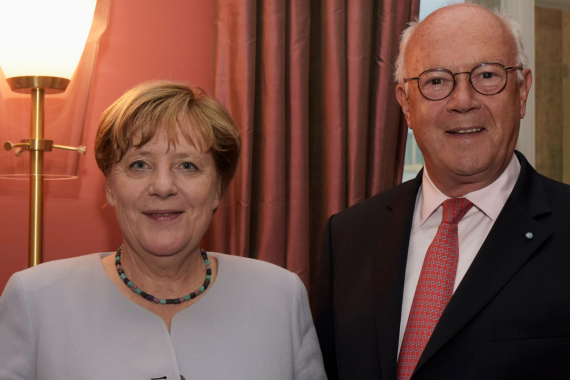 Hans-Peter Uhl (CSU) wird von Angela Merkel in den Ruhestand verabschiedet
