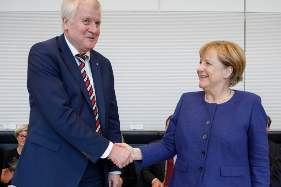 Angela Merkel (CDU) und Horst Seehofer (CSU) besiegeln die Vereinbarung zur Fortführung einer Fraktionsgemeinschaft mit einem Handschlag