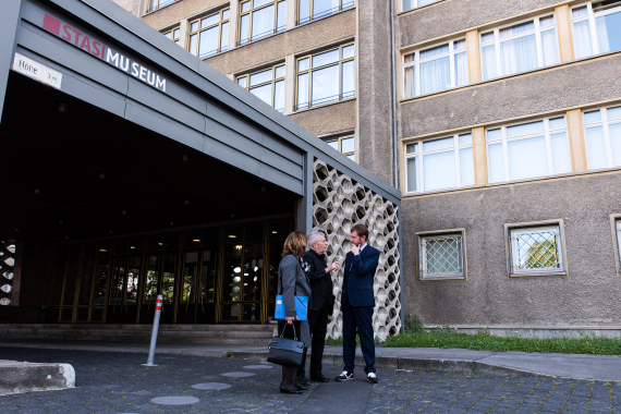 Heike Brehmer, Roland Jahn und Michael Kretschmer (v.l.) vor Eingang zum Stasi-Museum