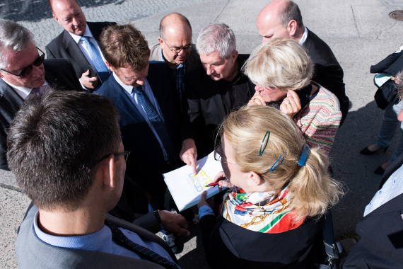 Gruppenfoto: Besprechung der Pläne für die Baumaßnahmen am Stasi-Museum in Berlin Lichtenberg