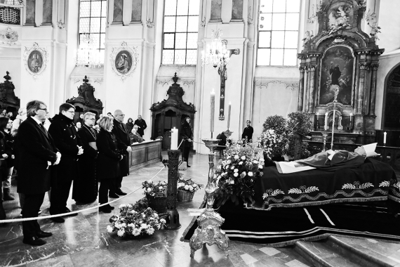 Volker Kauder in der Mainzer Augustinerkirche, wo der verstorbene Kardinal Lehmann aufgebahrt wurde