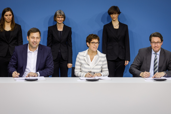 Die Generalsekretäre der Koalitionsparteien unterschreiben den Vertrag