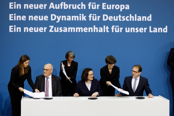 Die Fraktionsvorsitzenden unterschreiben den Koalitionsvertrag