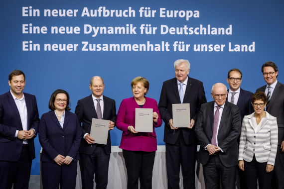 Gruppenbild nach Unterzeichnung des Koalitionsvertrages mit allen Unterzeichnern von CDU, CSU und SPD