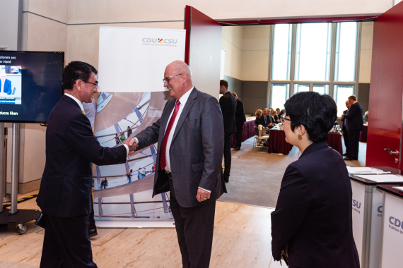 Volker Kauder begrüße Taro Kono, Außenminister Japan