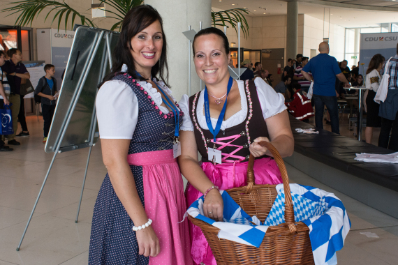 Fraktionsmitarbeiter in bayrischer Tracht empfingen die Gäste und verteilten Brezeln