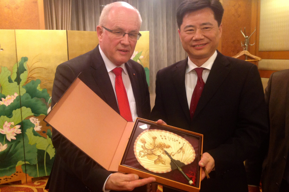 Nach einem Treffen mit dem stellvertretenden Generalsekretär der Provinzregierung Kanton Wu Ken