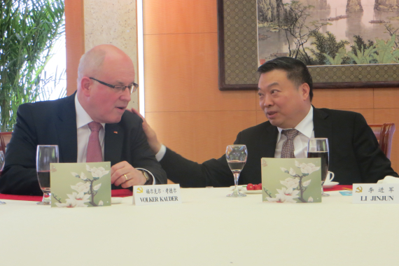 Volker Kauder und Li Jinjun, Vize-Minister der Internationalen Abteilung der Kommunistischen Partei Chinas
