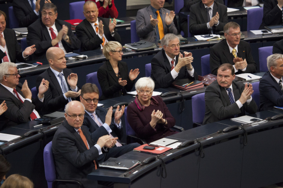 Applaus von der CDU/CSU-Fraktion für die Rede der Kanzlerin.