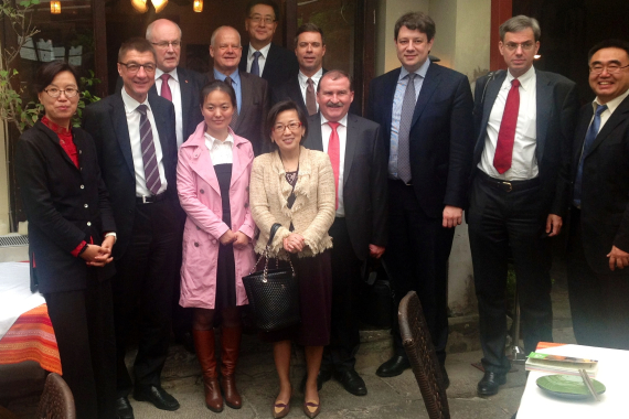 Treffen der Delegation mit Mitarbeitern und Alt-Stipendiaten der Konrad-Adenauer-Stiftung in Peking