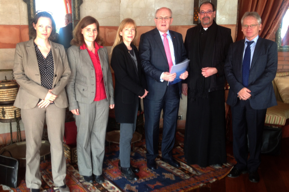 Volker Kauder traf in Kairo einen Vertreter der GIZ, einen Pfarrer der katholischen Gemeinde, eine Mitarbeiterin des Goethe-Instituts, eine Pfarrerin der evangelischen Kirche und eine Mitarbeiterin der Hanns-Seidel-Stiftung (v.r.n.l.)