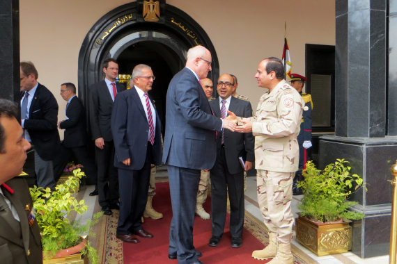 Volker Kauder im Gespräch mit dem ägyptischen Verteidigungsminister al-Sisi