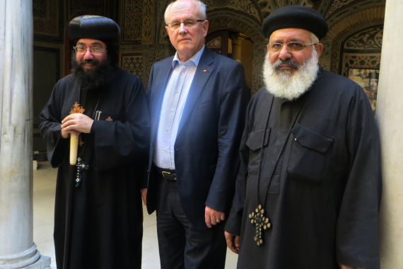Volker Kauder mit koptischen Priestern in Kairo