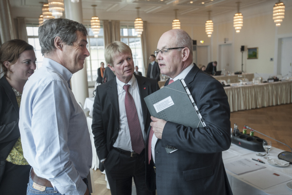 CDU/CSU-Fraktionsvorsitzender Volker Kauder (rechts) im Gespräch mit Ingo Kramer (links) und Reiner Hoffmann