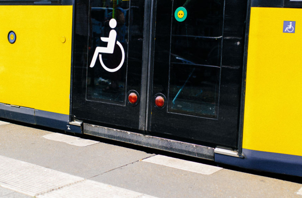 Straßenbahn der BVG mit Symbolbild Rollstuhl