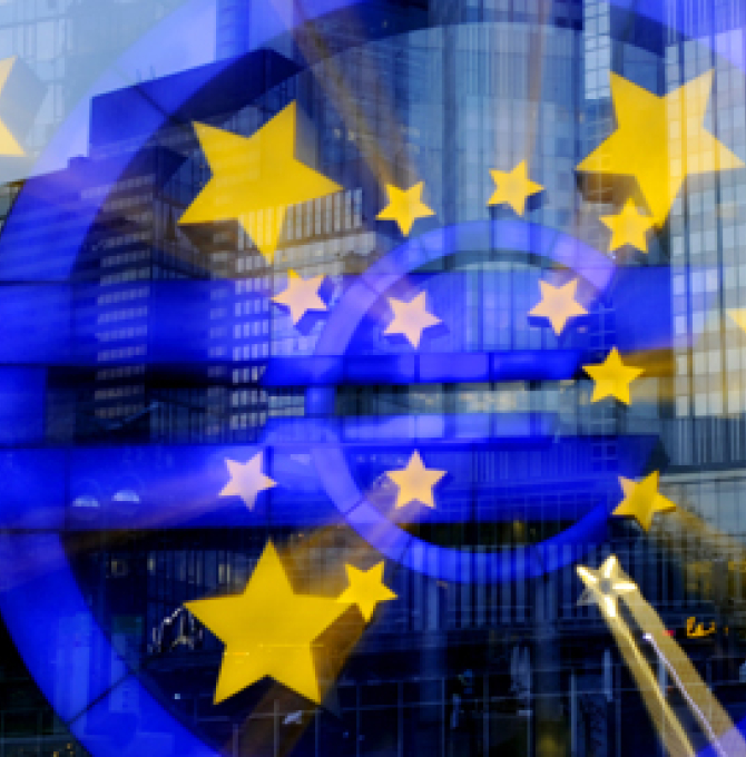 Finanzen: Das Eurozeichen leuchtet vor der Europäischen Zentralbank (EZB) in Frankfurt