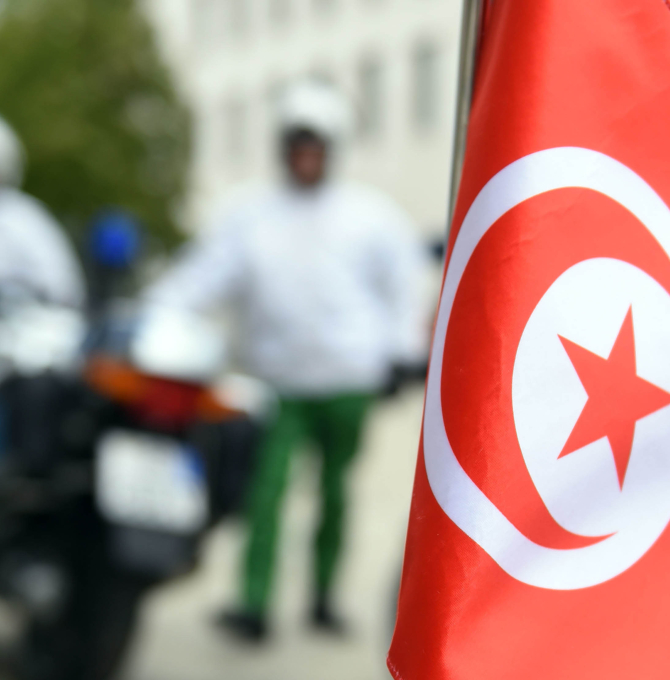 Eine Limousine mit der Flagge von Tunesien am Stander