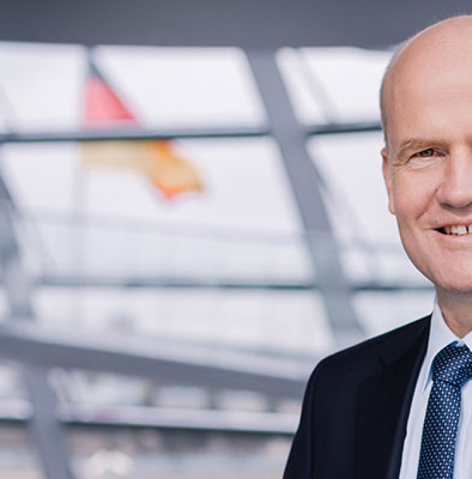 Ralph Brinkhaus ist Stellvertretender Vorsitzender der CDU/CSU-Fraktion im Deutschen Bundestag