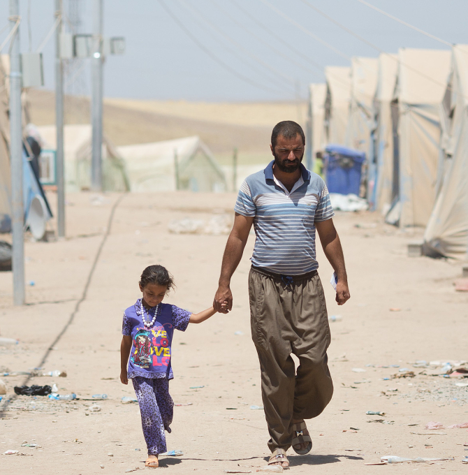 Mann mit Kind im Flüchtlingscamp