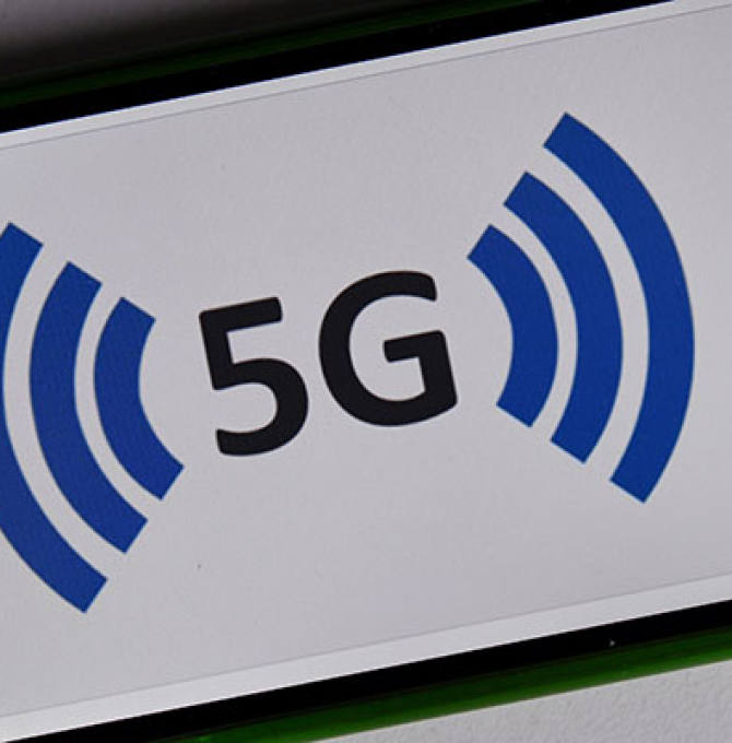 Symbolfoto Mobiles Internet 5G (5. Generation), aufgenommen am 13.03.2018 in Osterode am Harz. Die 5. Generation des Mobilfunks soll Datenraten von bis zu 10 Gigabit pro Sekunde erreichen.