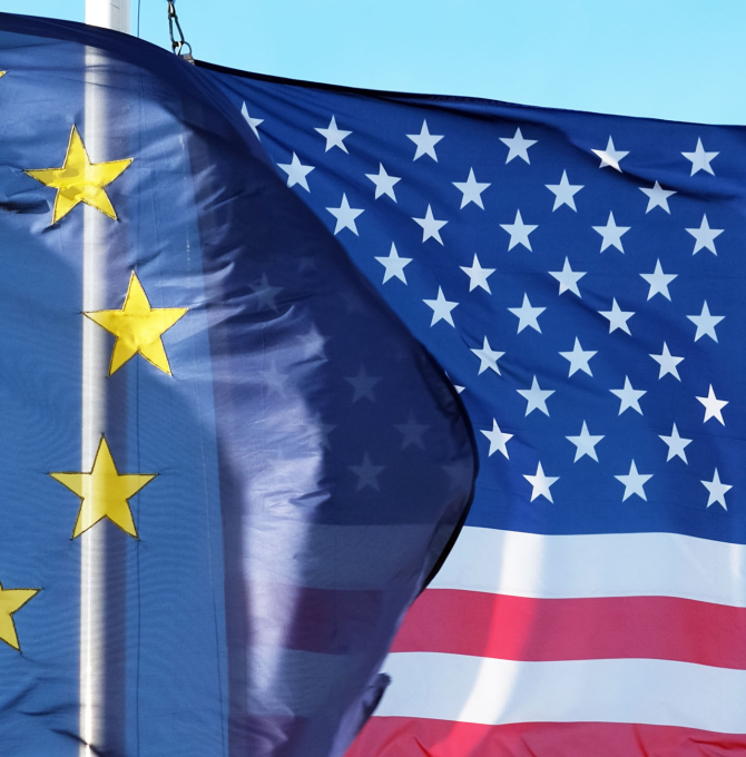 Flaggen der EU und der USA