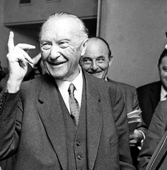 Adenauer bei Tagung der Koalitionsparteien