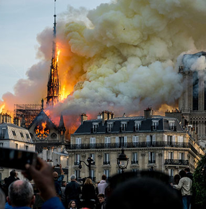 Ein Großfeuer hat die weltberühmte Pariser Kathedrale Notre-Dame verwüstet