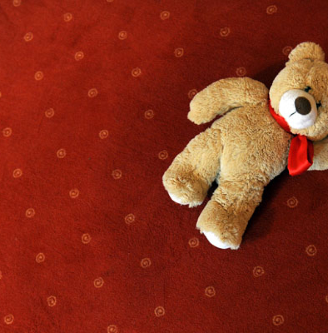 Teddy auf Teppich
