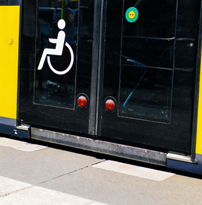 Straßenbahn der BVG mit Symbolbild Rollstuhl