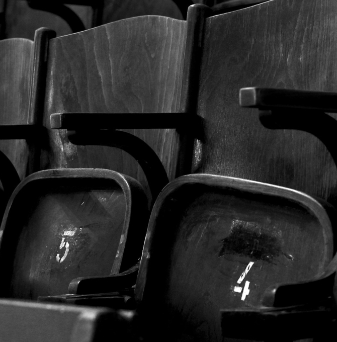 Leere Stühle im Kino