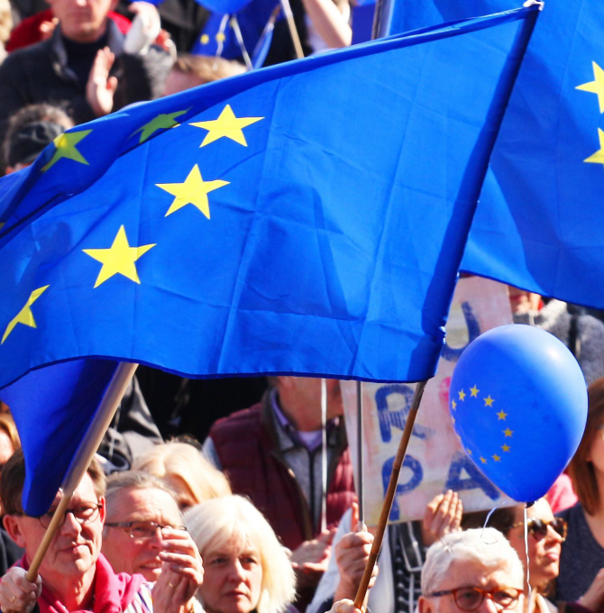 Menschen mit Europaflagge