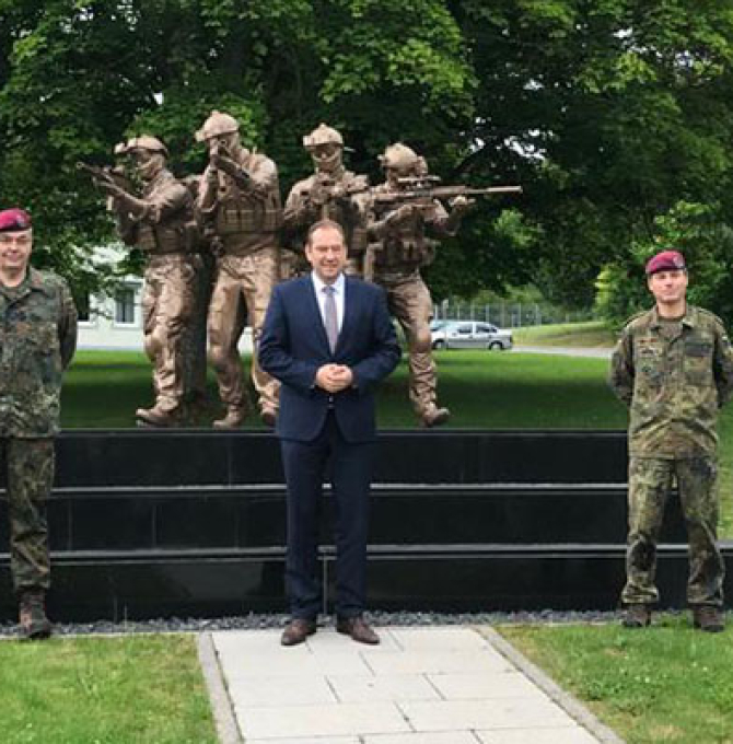 Nach Extremismusvorwürfen macht sich Henning Otte ein Bild von Eliteeinheit der Bundeswehr