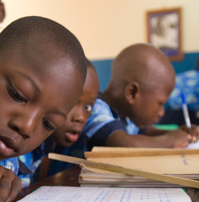 Kinder in Afrika lernen in der Schule