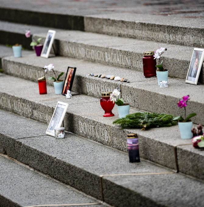 Blumen und Bilder stehen am Mahnmal für die Terroropfer vom Breitscheidplatz.