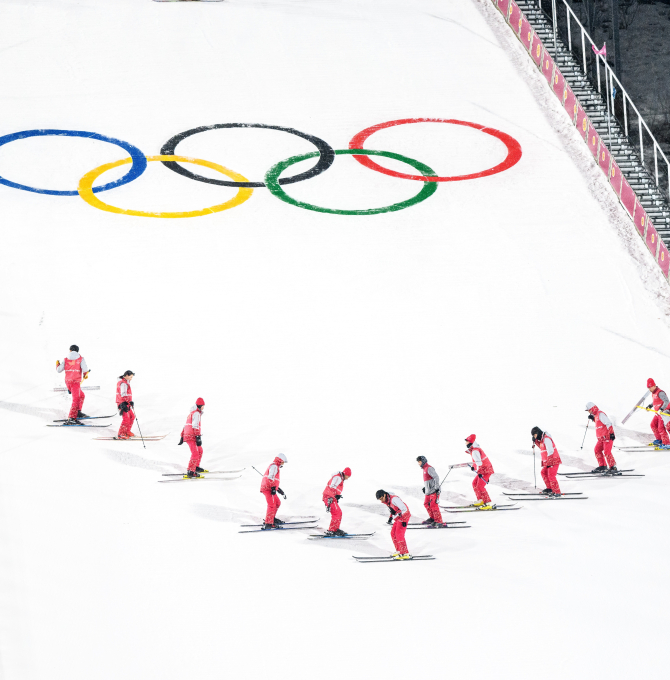 Olympische Flagge auf einer Skipiste