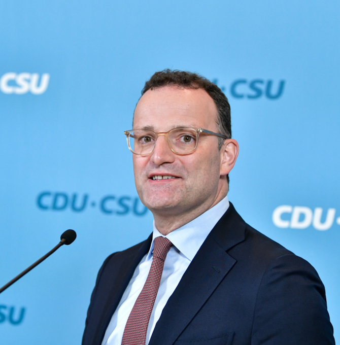 Foto von Jens Spahn während er ein Pressestatement vor der Fraktionssitzung abgibt