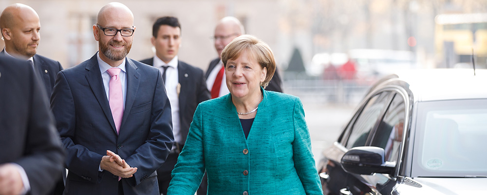 Angela Merkel und Peter Tauber auf dem Weg zu den Sondierungsverhandlungen 