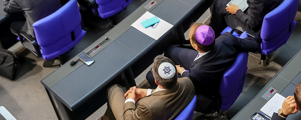 Abgeordnete der CDU/CSU Bundestagsfraktion tragen zur Debatte 70 Jahre Israel Kippa. 