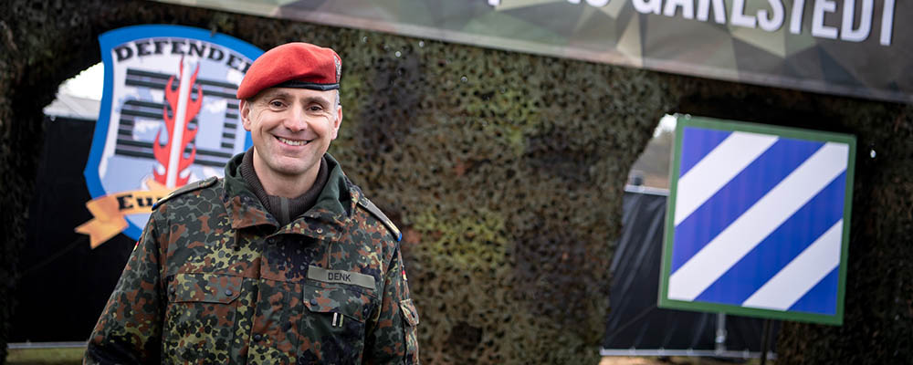 Kommandeur der Logistikschule der Bundeswehr in Osterholz-Scharmbeck, steht vor einem Willkommensschild vor der Life Support Area Garlstedt