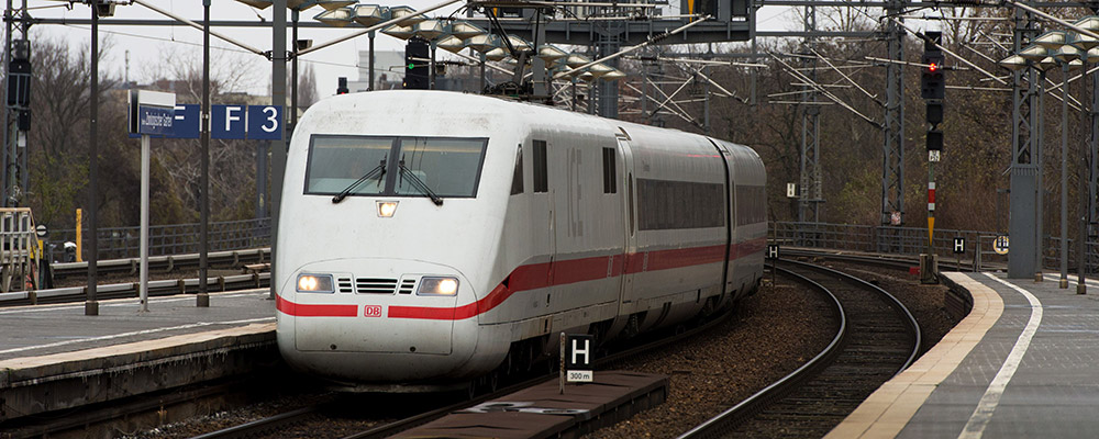 ICE der Deutschen Bahn auf einer Schnellstrecke | Quelle: pa/dpa