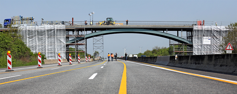 Brücke Bau über Bundestraße