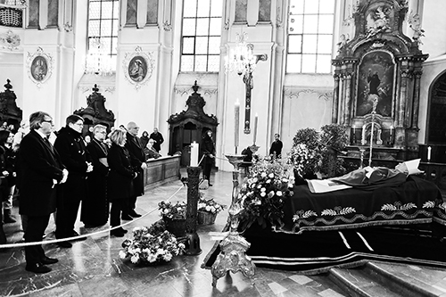 Volker Kauder in der Mainzer Augustinerkirche, wo der verstorbene Karl Kardinal Lehmann aufgebahrt wurde.