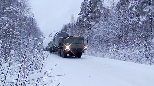 Das russische Fernsehen zeigte am 1. März 2018 Bilder, die eine russische "Sarmat"-Rakete zeigen sollen, die durch ein russisches Waldstück transportiert wird.