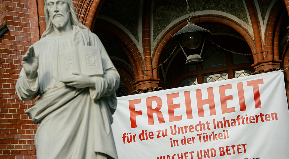 In der Berliner Gethsemanekirche beten Menschen für die Freilassung Steudtners (Bild: picture alliance /Gregor Fischer/dpa)