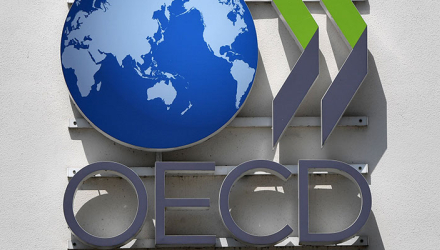 Das Logo der OECD - Organisation für wirtschaftliche Zusammenarbeit und Entwicklung, fotografiert am 31.05.2016 in Berlin in der Schumannstraße. Das Logo der OECD - Organisation für wirtschaftliche Zusammenarbeit und Entwicklung, fotografiert am 31.05.2016 in Berlin in der Schumannstraße.